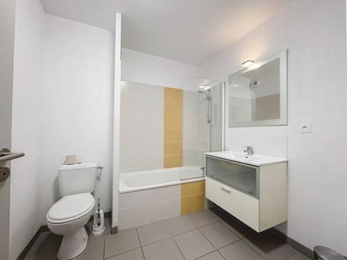 une salle de bain avec toilettes, lavabo et baignoire dans l'établissement 3317-Appartement 6 couchages avec Piscine, à Argelès-sur-Mer