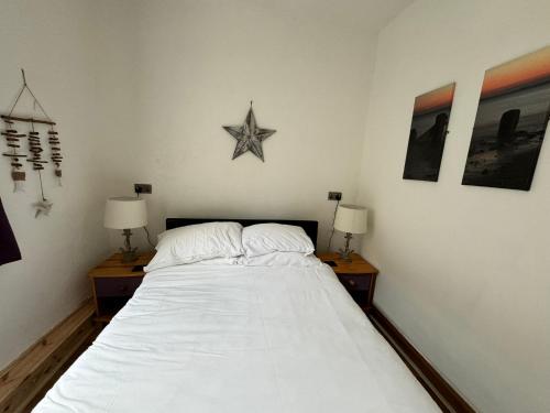 Postel nebo postele na pokoji v ubytování Flat 2, Ty Newydd