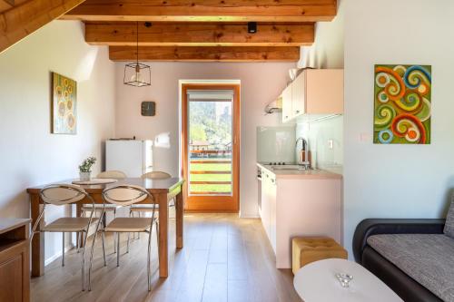 - une cuisine et une salle à manger avec une table et des chaises dans l'établissement Apartment House Blazar, à Tolmin