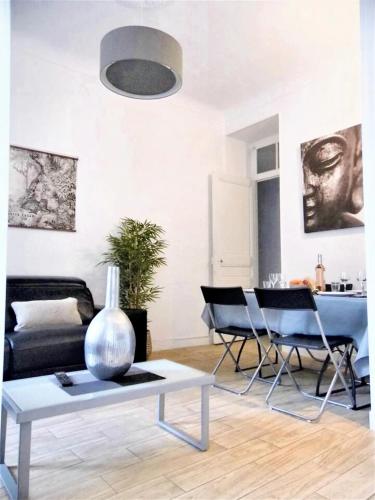 un salon avec un canapé et une table dans l'établissement Appartement confortable au cœur de Nice - Vue sur la ville, à Nice