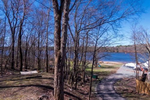 Gallery image of Marina Hillside Lakefront Retreat in Monticello