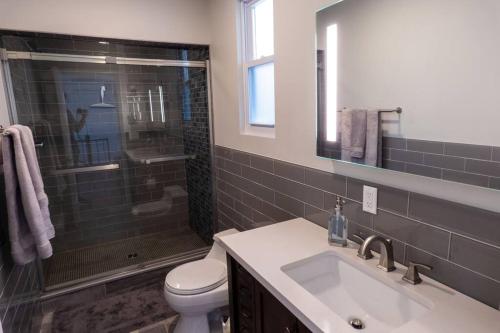 La salle de bains est pourvue de toilettes, d'un lavabo et d'une douche. dans l'établissement Marina Hillside Lakefront Retreat, à Monticello
