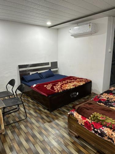 Baikunth dham tesisinde bir odada yatak veya yataklar