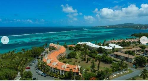 eine Luftansicht eines Resorts in der Nähe des Ozeans in der Unterkunft Another Beautiful Day In Paradise in Christiansted