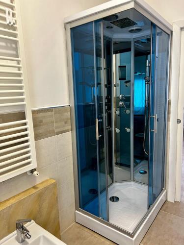 y baño con ducha de cristal y lavabo. en L’approdo a Porto Torres, en Porto Torres