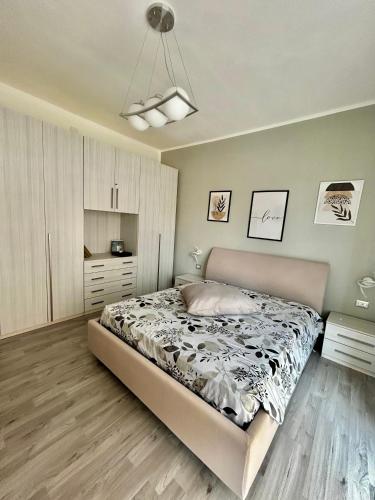 1 dormitorio con 1 cama y vestidor en L’approdo a Porto Torres, en Porto Torres