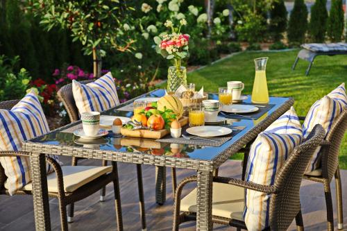 a table with food and drinks on top of it at Ambiente-Annabelle in Göhren-Lebbin