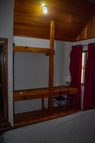 a bunk bed with a desk in a room at Finca Makambu in Platanillo