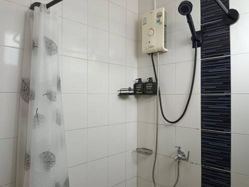 La salle de bains est pourvue d'une douche avec rideau de douche. dans l'établissement Cozy BangTao Studio 7 by Bcare, à Ban Thalat Choeng Thale