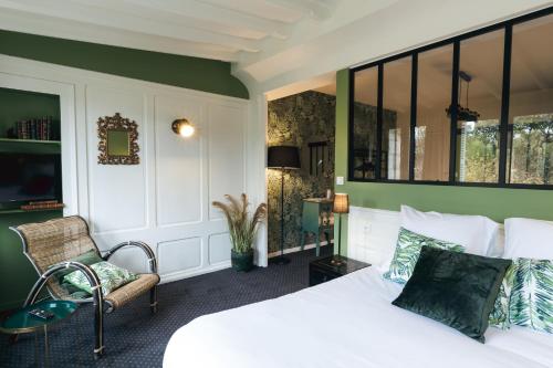 une chambre avec un lit blanc et une chaise dans l'établissement Demeure de Flore - Hôtel Particulier au Cœur de Brive comprenant 8 appartements de charme, à Brive-la-Gaillarde