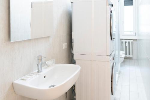 Et badeværelse på CE6 - [Corso Sempione] • Large Apartment