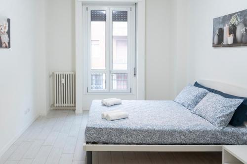 ein Schlafzimmer mit einem Bett mit zwei Handtüchern darauf in der Unterkunft CE6 - [Corso Sempione] • Large Apartment in Mailand