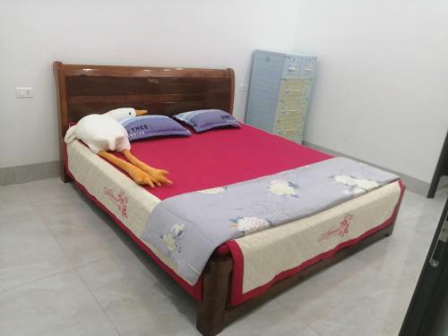 een bed met een knuffeldier erop. bij Phòng nghỉ nhà Thiên Lý in Dien Bien Phu