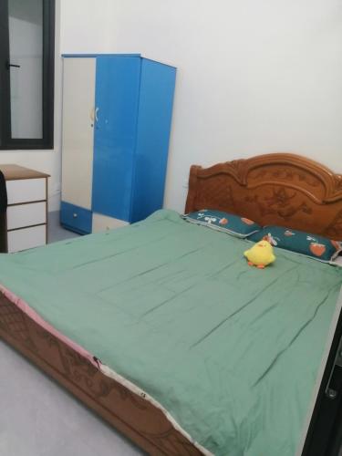 een bed met een speelgoedeend erop bij Phòng nghỉ nhà Thiên Lý in Dien Bien Phu