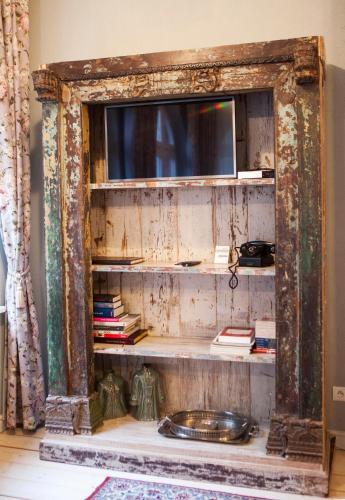 an old shelf with a tv in a room at Villa Titina in Miedzygorze