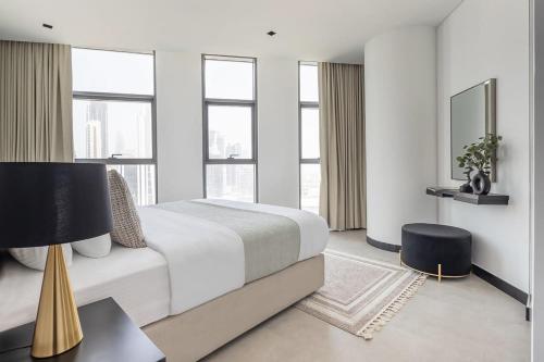 - une chambre blanche avec un grand lit et des fenêtres dans l'établissement Frank Porter - 15 Northside, à Dubaï