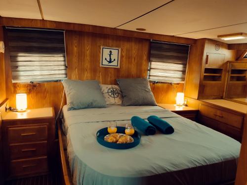 Llit o llits en una habitació de Amazing Vintage Yacht in the best area of Panama!