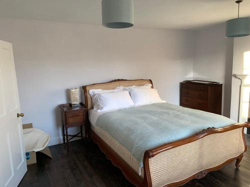 The Magnolias Burton Bradstock tesisinde bir odada yatak veya yataklar