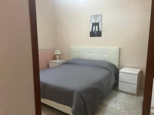um quarto com uma cama e uma fotografia na parede em La dimora di zeus em Agerola