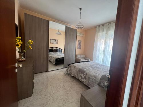 um quarto com uma cama e um espelho em La dimora di zeus em Agerola