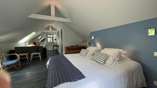 奎恩的住宿－Manoir des Eperviers，卧室配有白色床和蓝色墙壁