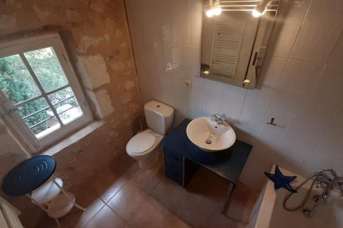- une salle de bains avec toilettes et lavabo dans l'établissement Bastide en pierre dans le Luberon, à Cheval-Blanc