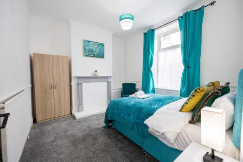 Ένα ή περισσότερα κρεβάτια σε δωμάτιο στο Cosy Four Bedroom Terrace Rishton