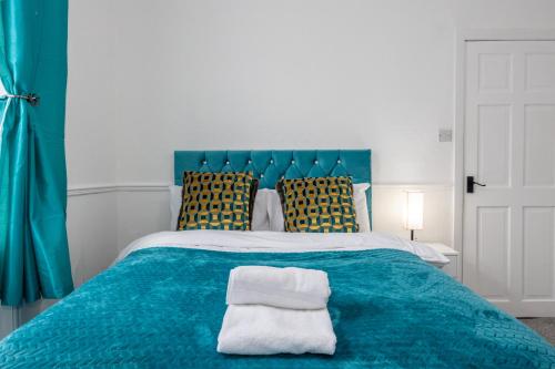 Ένα ή περισσότερα κρεβάτια σε δωμάτιο στο Cosy Four Bedroom Terrace Rishton