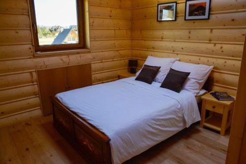 Ένα ή περισσότερα κρεβάτια σε δωμάτιο στο Highland Retreat Dzianisz