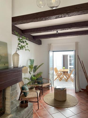 ein Wohnzimmer mit einem Kamin und einer Terrasse in der Unterkunft Casa Alentejo Litoral in Sines