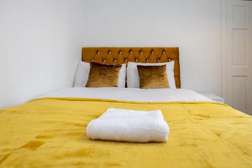 Ένα ή περισσότερα κρεβάτια σε δωμάτιο στο Cosy Four Bedroom Terrace Rishton