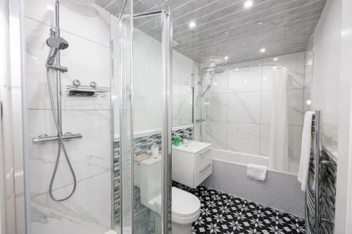 Ένα μπάνιο στο Cosy Four Bedroom Terrace Rishton