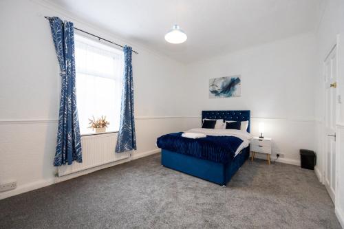 Ένα ή περισσότερα κρεβάτια σε δωμάτιο στο Cosy Four Bedroom Terrace Rishton
