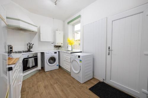 Η κουζίνα ή μικρή κουζίνα στο Cosy Four Bedroom Terrace Rishton