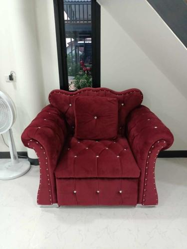 un sofá rojo sentado en una sala de estar en ๋Jenny resort 43/8, en Nong Prue
