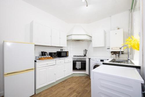 Η κουζίνα ή μικρή κουζίνα στο Cosy Four Bedroom Terrace Rishton