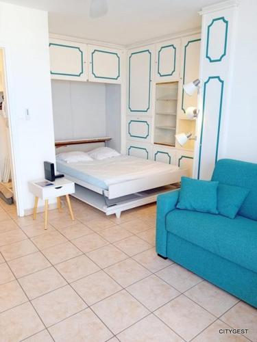 une chambre avec un lit, un canapé et une chaise dans l'établissement Studio vue mer, ascenseur, parking - 4NOUM11, à Canet