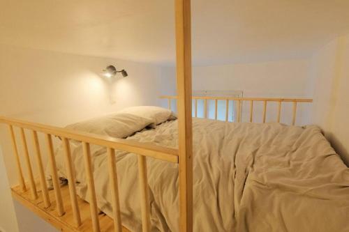 - une chambre avec des lits superposés et une lampe dans l'établissement Le Pinky Bird - Vitry sur Seine, à Vitry-sur-Seine