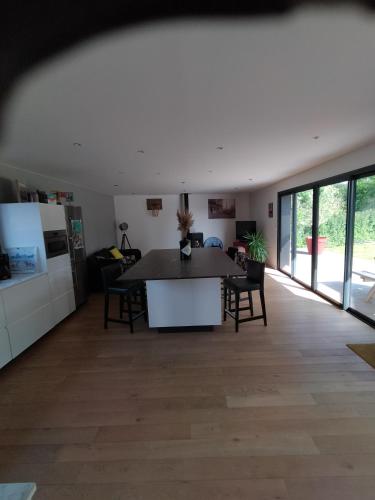 une cuisine et un salon avec une table et des chaises dans l'établissement Maison à louer 80 em anniversaire du débarquement, à Sainte-Marie-du-Mont