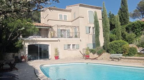 una casa con piscina frente a ella en Location Gîte en Provence en Beaucaire