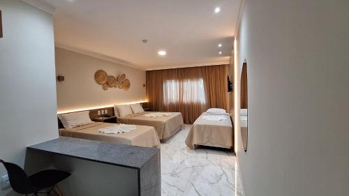 馬拉戈日的住宿－Pousada Marítimos，酒店客房设有两张床和电视。