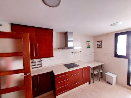 uma cozinha com um lavatório e uma bancada em Awesome central house with 3 bedrooms em Ceuta