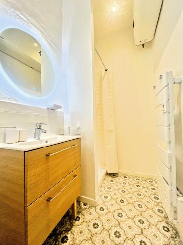 une salle de bain avec un lavabo et un miroir dans l'établissement La petite Bastide, à Cassis