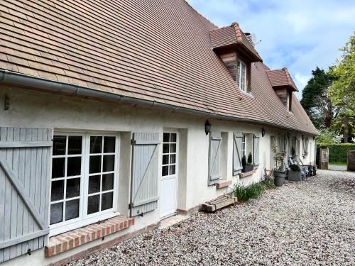 une maison blanche avec des fenêtres blanches et un toit dans l'établissement Maison Pig House, à Varengeville-sur-Mer