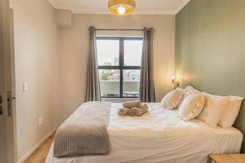 Un pat sau paturi într-o cameră la Sunny Beach Apartment with Sea & Mountain Views