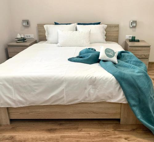 Ένα ή περισσότερα κρεβάτια σε δωμάτιο στο Super Central Chic Studio-free coffee, self check in & check out