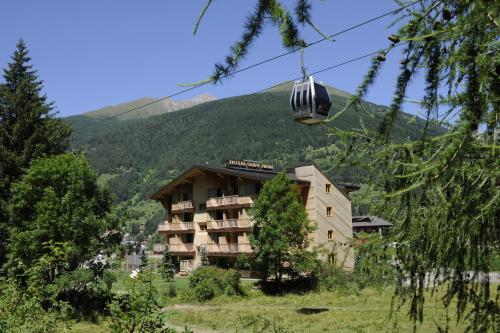 a hotel in the mountains with a gondola at Hotel Garni Pegrà in Ponte di Legno