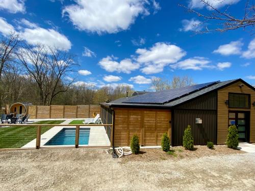uma casa com piscina e vedação em Kings Woods Lodge Resort in Wine Country with Heated Pool, Sauna & Games em Kingsville