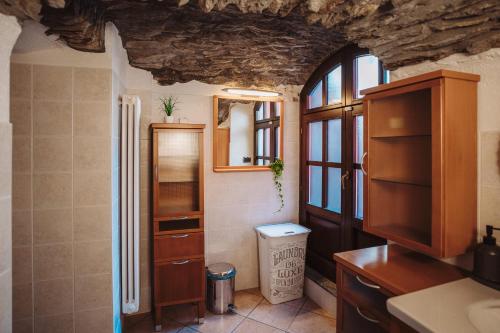 A bathroom at Case vacanze in graziosa borgata alpina