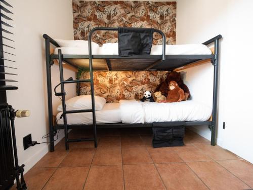 Dois beliches com ursos de peluche. em Spacious holiday home with terrace em Zevenhuizen